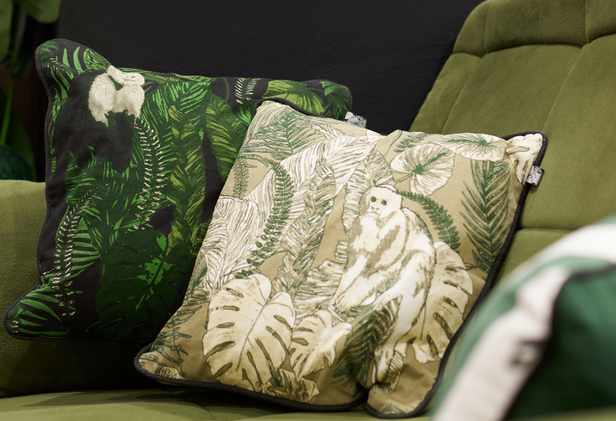 Απεικονίζεται το μαξιλάρι πάνω σε έναν καναπέ.